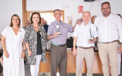 El alcalde hace entrega de los tradicionales trofeos y regalos de Feria en el Hogar de Mayores Reyes Huertas