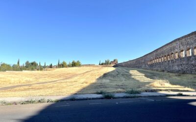 El Ayuntamiento licitará el ajardinamiento de la parcela junto al Acueducto de San Lázaro y la iluminación del monumento