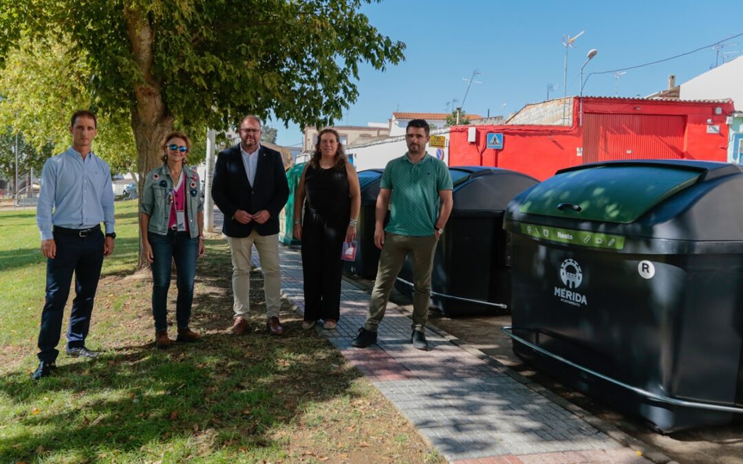 El Alcalde presenta los nuevos contenedores que comienzan a instalarse esta semana y que son los primeros del proyecto de renovación que alcanzará a toda la ciudad