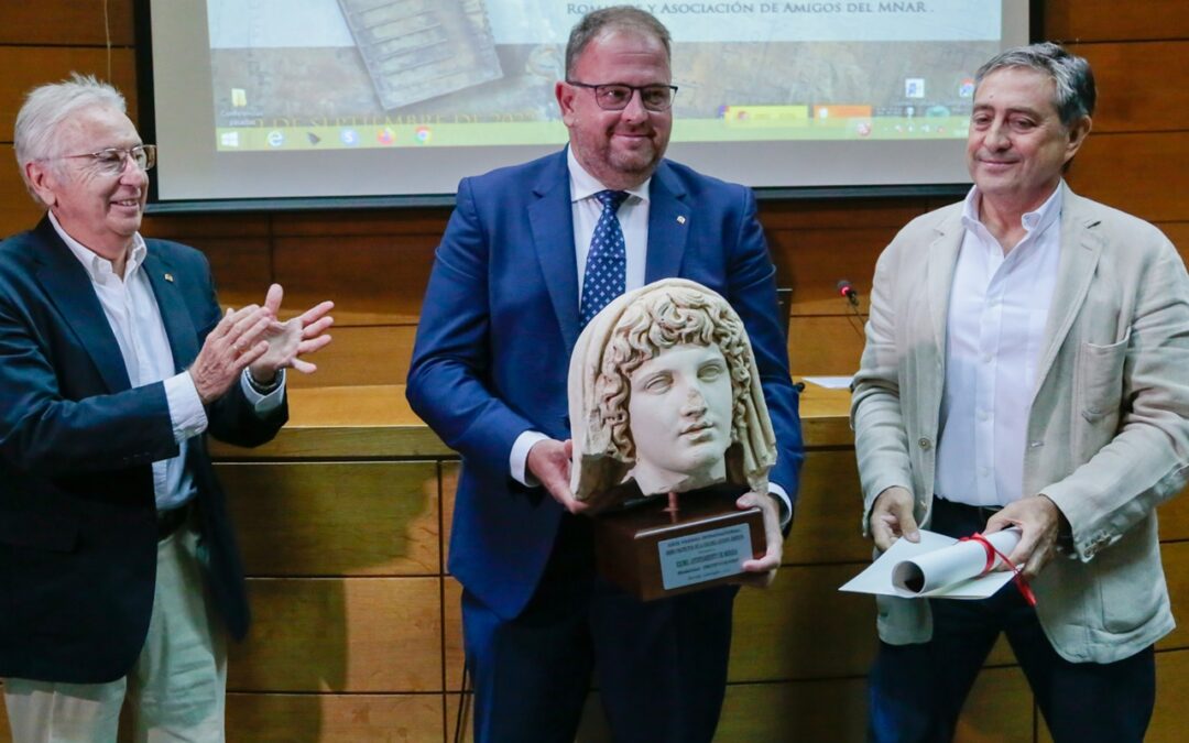 El alcalde, Antonio Rodríguez Osuna, destaca en la entrega del Premio Genio Protector de la Colonia que “mostrar nuestro patrimonio vivo unido a la potencia cultural que tenemos nos posiciona como referentes a nivel nacional”