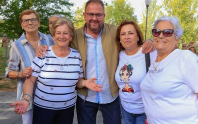 Unas 300 personas participan en la marcha del Mes de los Mayores que ha discurrido por el Puente Romano, la Isla y el Parque de las VII Sillas