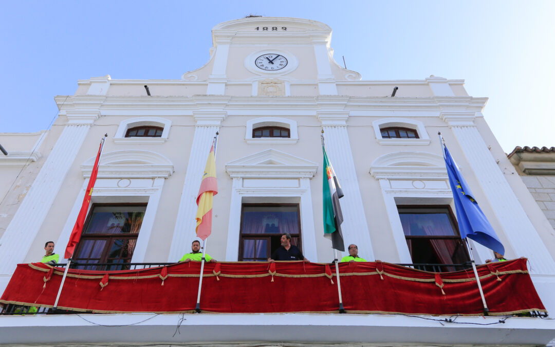 Operarios Municipales engalanan la Plaza de España y la Puerta de la Villa para la procesión extraordinaria de Nuestra Señora del Mayor Dolor
