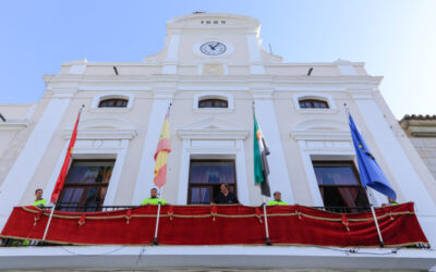 Operarios Municipales engalanan la Plaza de España y la Puerta de la Villa para la procesión extraordinaria de Nuestra Señora del Mayor Dolor