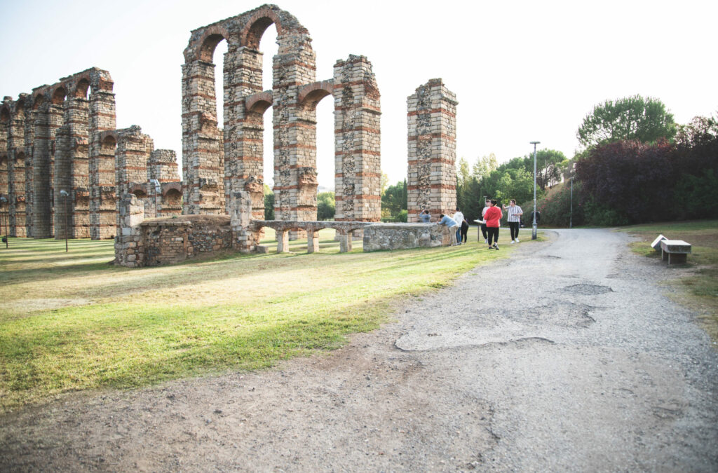 El Ayuntamiento licita el contrato para la pavimentación de los caminos y paseos del Parque del Albarregas que incluyen a nueve barriadas