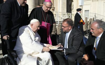 El alcalde agradece personalmente al Papa Francisco, en la ciudad del Vaticano, la concesión del Año Jubilar Eulaliense y mantiene un encuentro con los responsables, emeritenses, de la Secretaría General de Economía del Vaticano
