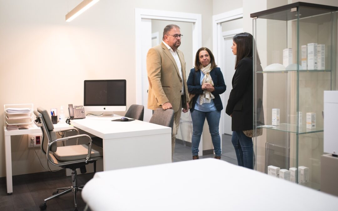 Rodríguez Osuna visita la nueva clínica Dorsia abierta en la calle Arzobispo Mausona que da trabajo a 7 profesionales
