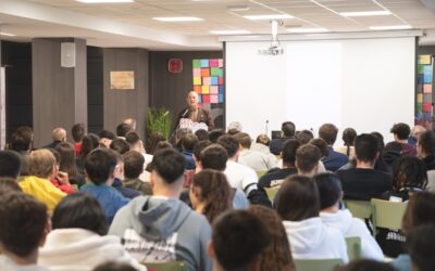 El emprendimiento social centra el interés de la jornada impartida en el IES Albarregas