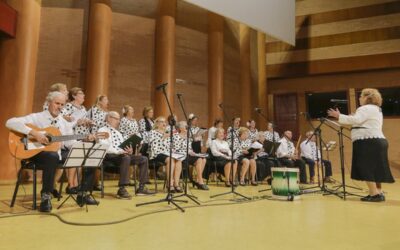 Villancicos, bailes y música en la Gala de Navidad de los Mayores a la que han asistido más de trescientas personas