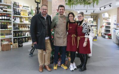 El Alcalde visita la tienda «Oval a tu gusto» que ofrece productos artesanos y típicos de nuestra tierra en el centro de la ciudad