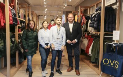El Alcalde visita el nuevo negocio de ropa infantil que acaba de abrir en la calle Santa Eulalia y en el que trabajan cuatro jóvenes