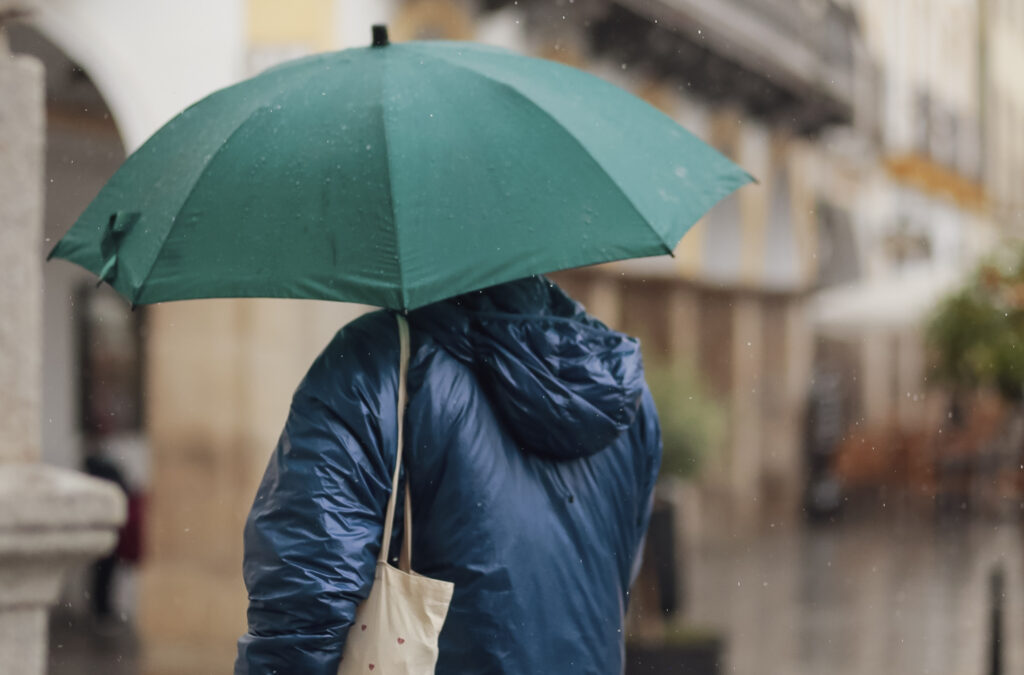 El Ayuntamiento coordina el dispositivo de seguridad ante el temporal de lluvias que sólo ha causado balsas e incidencias menores en la ciudad gracias a los trabajos de prevención