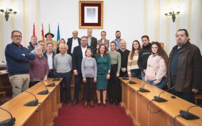 El alcalde entrega el escudo de la ciudad a los trabajadores municipales jubilados en el último año
