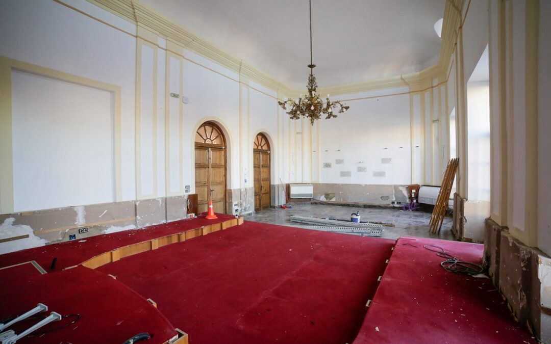 Las obras de tecnificación del Salón de Plenos permitirán una accesibilidad total y ampliar la difusión de las actividades de la Corporación Municipal