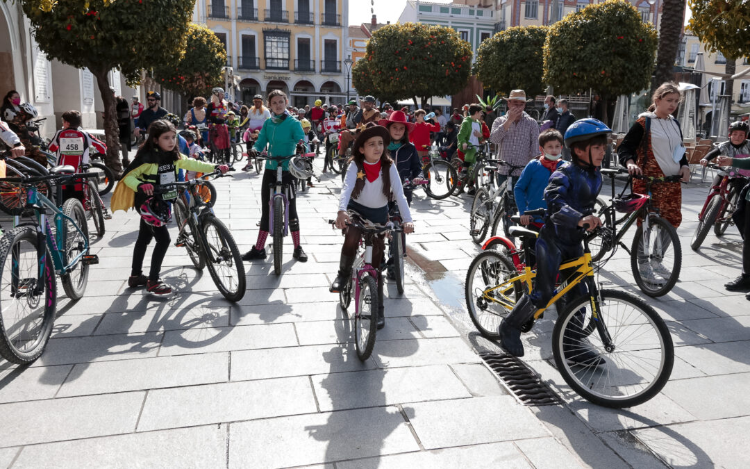 El Día de la Bici Carnavalera se celebrará mañana martes, a las 17 horas, desde la Plaza de Roma