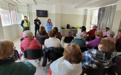 El Hogar de Mayores de la Zona Sur acoge la última de las charlas de la Policía Local sobre educación vial