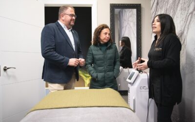 El alcalde visita en La Calzada un centro de estética que acaba de abrir sus puertas