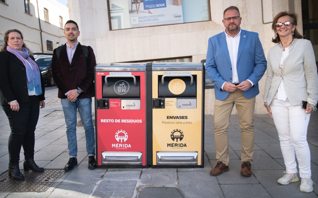 El alcalde, Antonio Rodríguez Osuna, presenta las nuevas papeleras inteligentes que cuentan con sistema propio de compactación, con capacidad cinco veces superior a las tradicionales y funcionan con energía solar y se recogen cuando el sistema informa de su llenado
