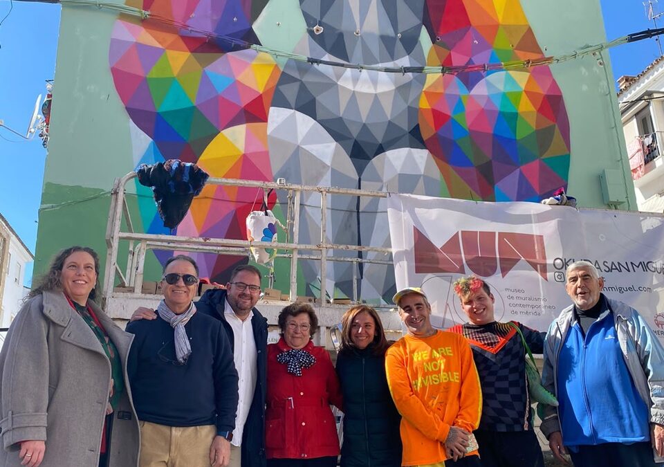 El alcalde visita los trabajos del artista internacional Okuda que realiza la sexta de las obras que componen el Museo de Muralismo Contemporáneo de La Antigua