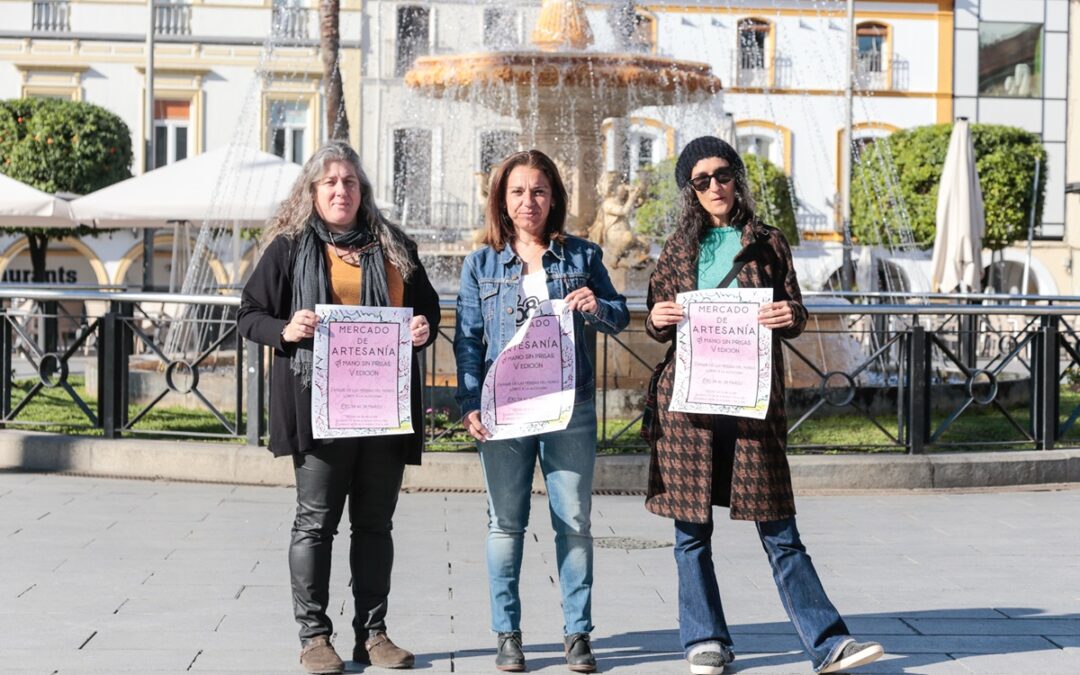El mercado de artesanas se celebra este fin de semana en la Plaza de las Méridas del Mundo y estrenará nuevas casetas municipales