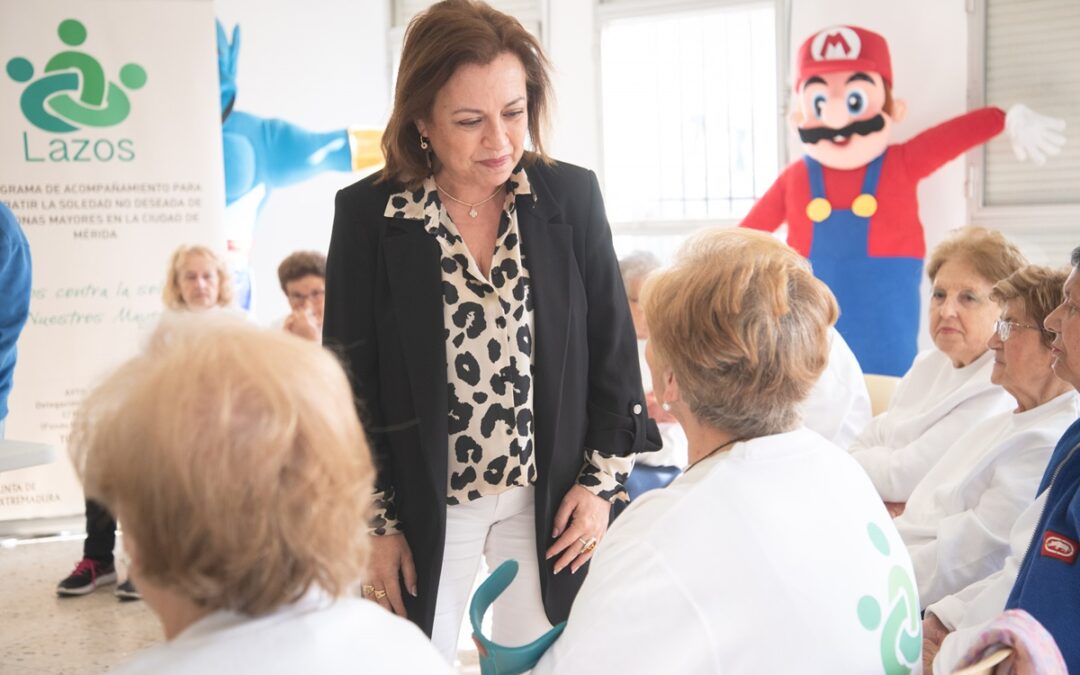 La mujer es la protagonista en los talleres que hoy han comenzado en el Programa Lazos en Nueva Ciudad y se darán en todos los centros de mayores de la ciudad