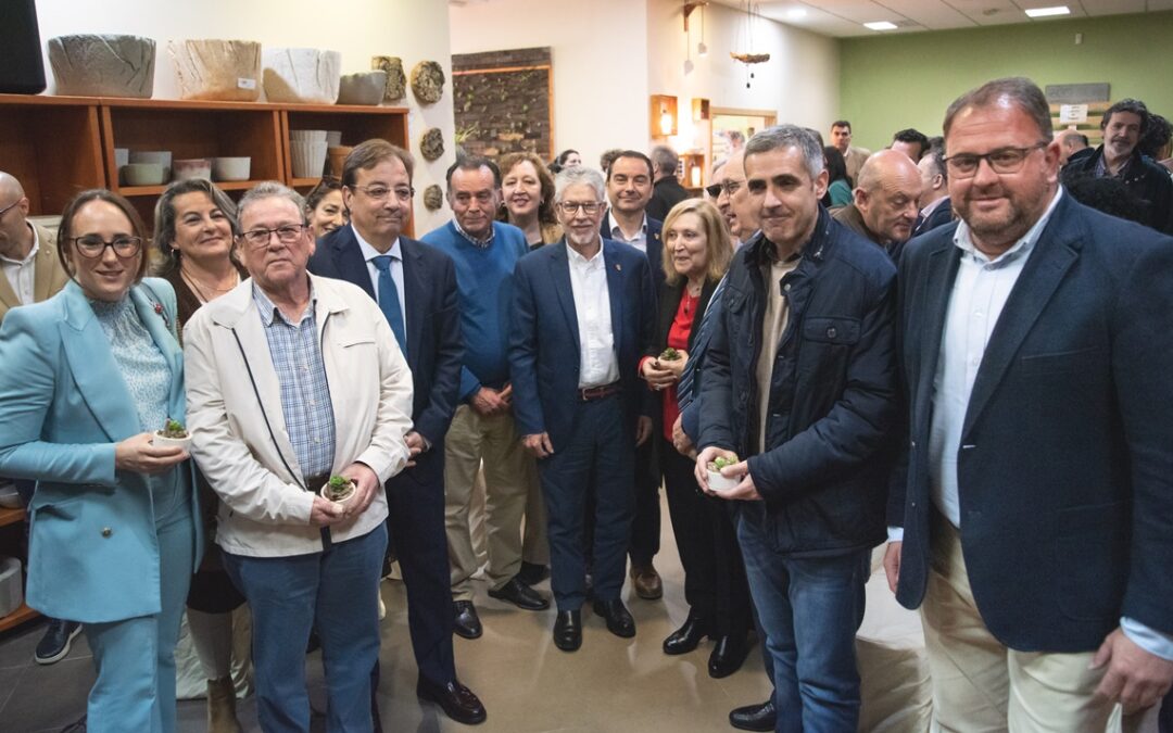 Eco Innova Social, impulsado por Feafes Mérida, produce artesanía sostenible y productos de decoración con el residuo del corcho