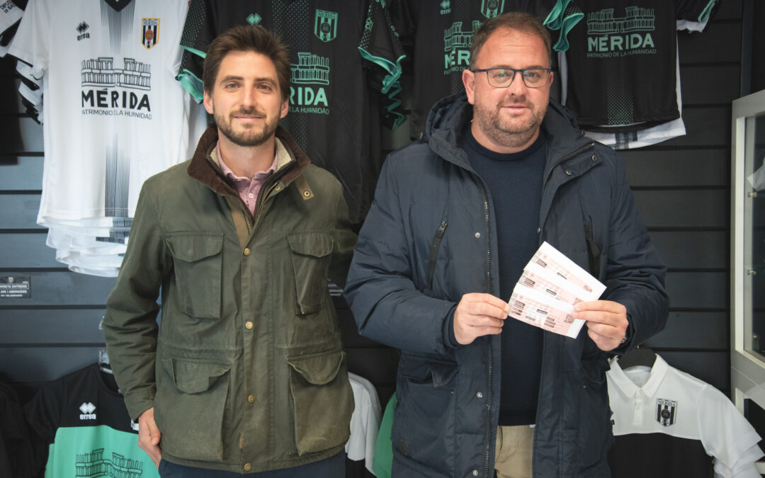 El alcalde compra su entrada para disfrutar el sábado del derbi entre el Badajoz y el Mérida AD y anima a la afición a acompañar al equipo romano