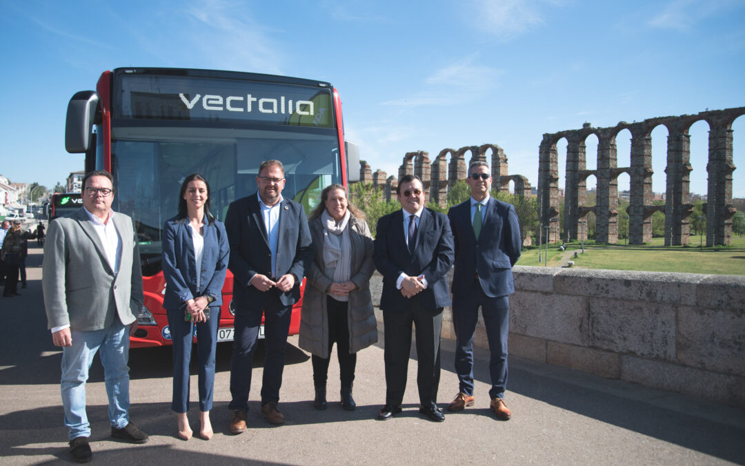 El alcalde, Antonio Rodríguez Osuna, presenta los 4 nuevos autobuses urbanos híbridos de 12 metros de longitud que se incorporan a la flota del transporte público de Mérida que es gratuito en la ciudad