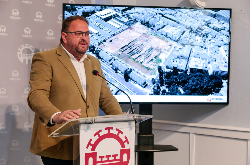 El alcalde, Antonio Rodríguez Osuna, presenta ‘La Ciudad de la Infancia’ que contará en sus más de 11.000 metros cuadrados con área de juegos de agua, zonas deportivas, culturales, espacio parkour, zonas verdes, merendero y el mayor castillo de juegos de España