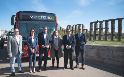 El alcalde, Antonio Rodríguez Osuna, presenta los 4 nuevos autobuses urbanos híbridos de 12 metros de longitud que se incorporan a la flota del transporte público de Mérida que es gratuito en la ciudad