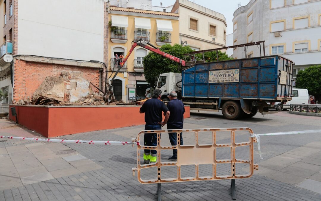 El ayuntamiento informa a los vecinos de posibles restricciones de tráfico a vehículos y peatones por la demolición del solar de la Puerta de la Villa y la construcción de dos pasos de peatones inteligentes en la ciudad