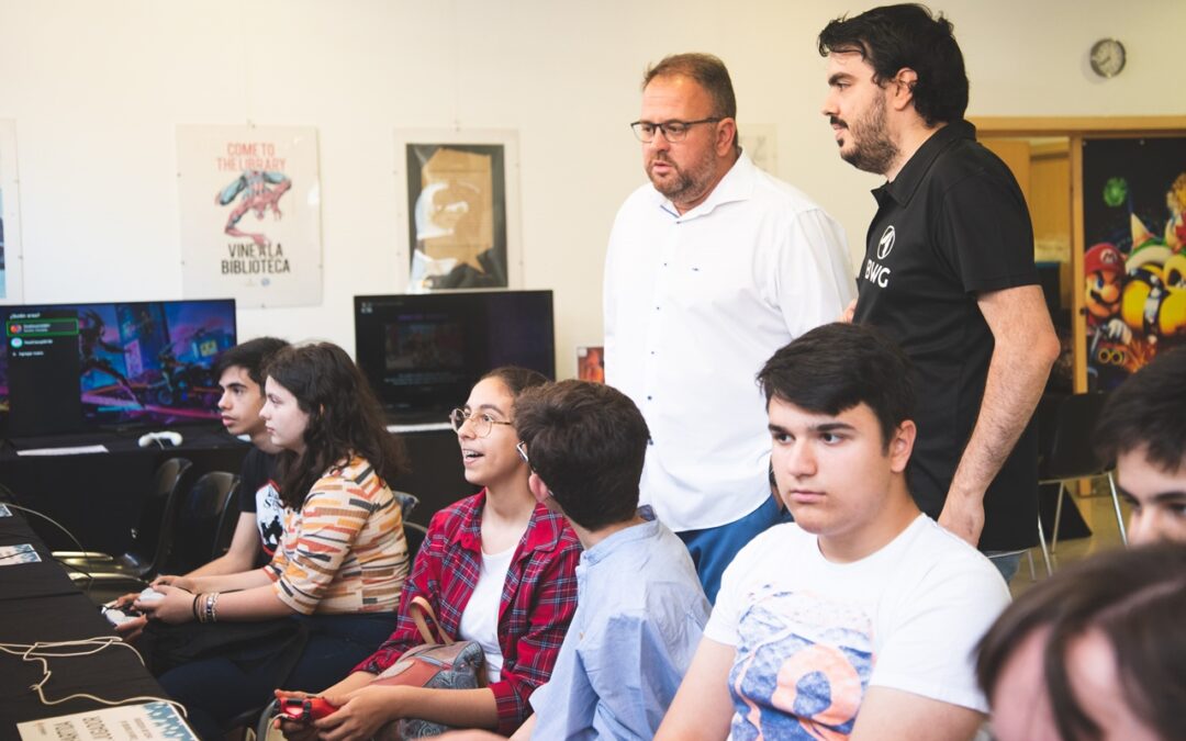 El alcalde visita la nueva ‘Sala Gamer’ que se ha habilitado en el Centro de Ocio Joven el Economato y que han estrenado los participantes del evento Game4Play