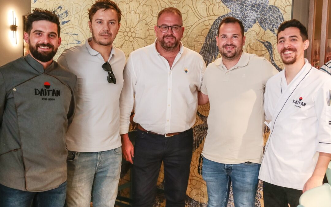 El alcalde visita el nuevo restaurante de comida asiática, ‘Daitan’, abierto en el centro por cuatro empresarios emeritenses