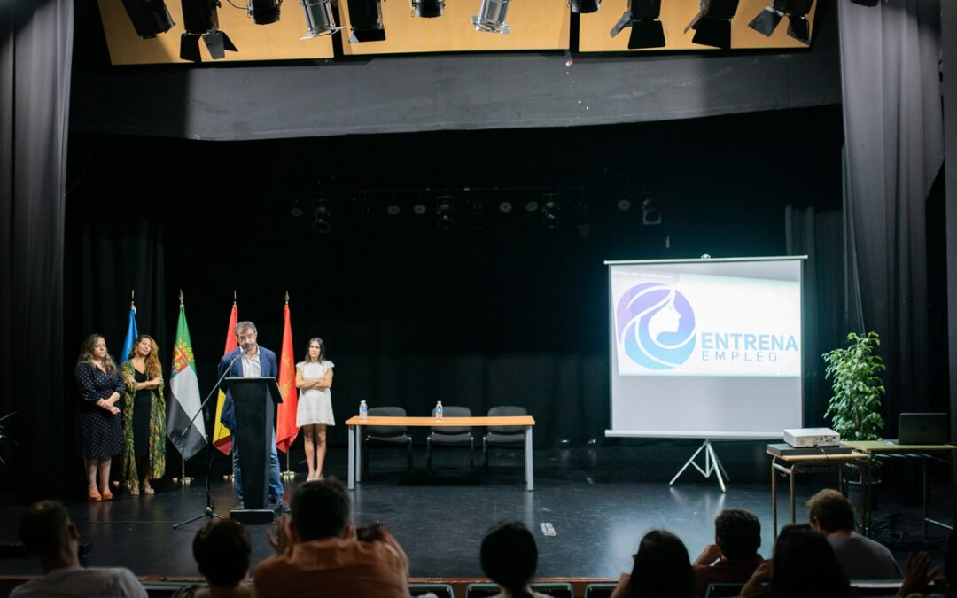Participantes de las lanzaderas de empleo de la provincia participan en un encuentro en Mérida