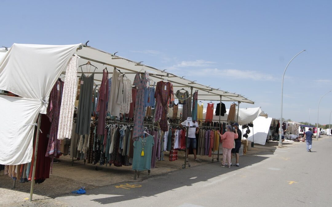 La venta ambulante tradicional de Feria se ubicará en el área de caravanas y autocaravanas para garantizar mejores condiciones y accesibilidad tanto a usuarios y usuarias como a vendedores ya que el recinto no se iba a usar como aparcamiento durante las fiestas