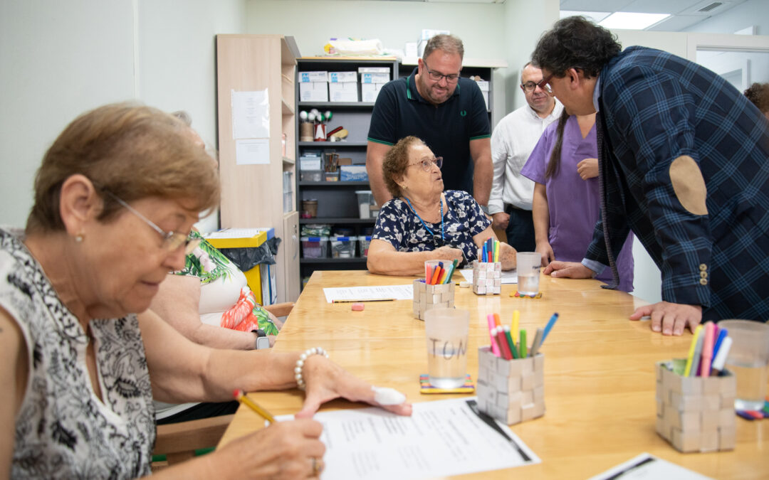 El alcalde visita el Centro Terapéutico para Alzheimer y otras demencias de AFAM Mérida que cumple dos años dando servicio actualmente a 21 personas