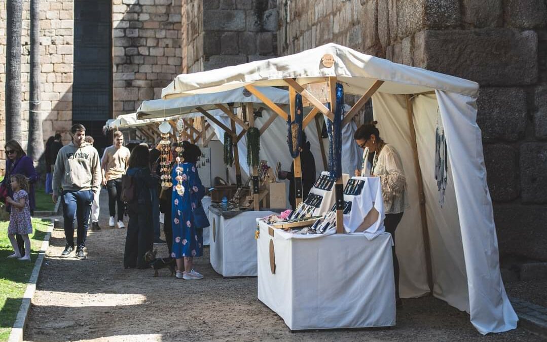 Mercado de artesanía en la Plaza de las Méridas del Mundo