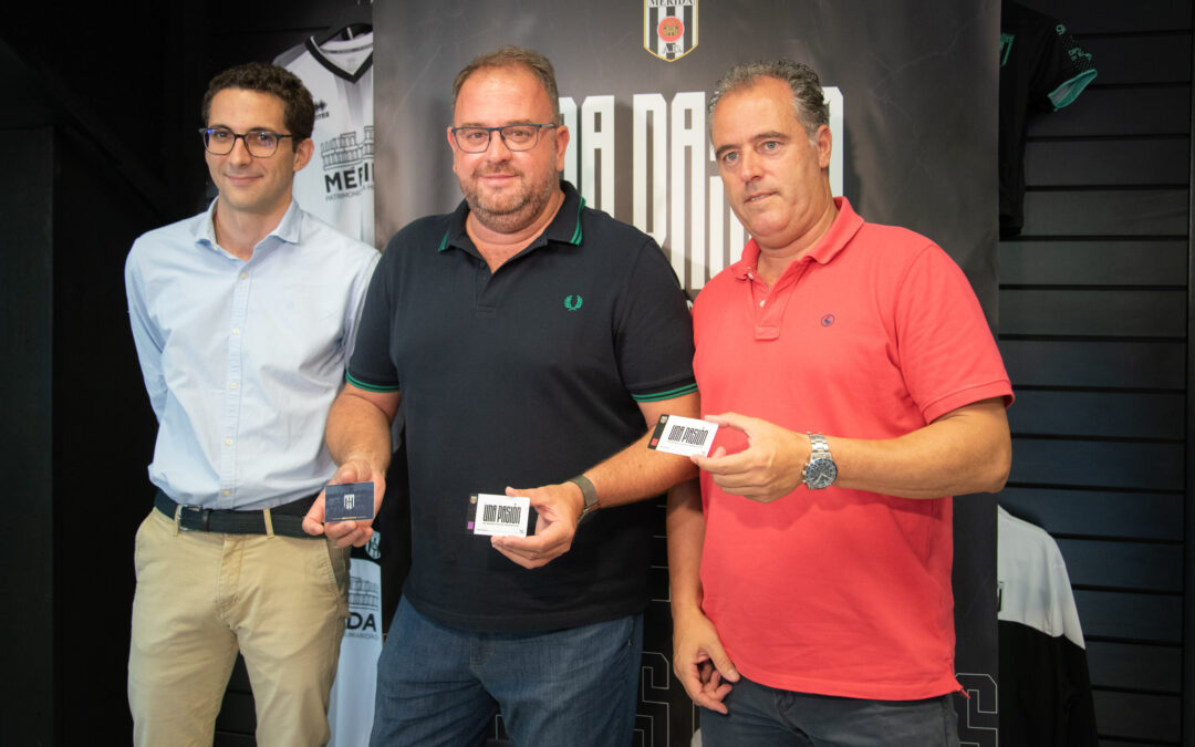 El alcalde renueva su abono del Mérida AD para la temporada 2023/24 y anima a todas y todos los aficionados al fútbol en Extremadura a abonarse ya que es el único equipo en 1ª RFEF de la región