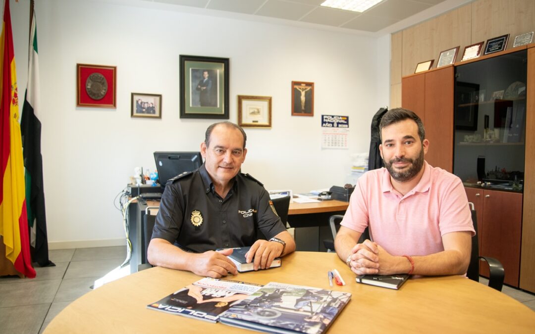 Reunión de trabajo entre los responsables de Policía Local y Nacional para mantener la buena coordinación entre ambos cuerpos donde se ha destacado a Mérida como una ciudad segura