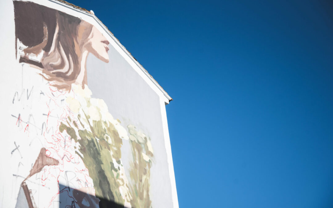 El Museo de Muralismo Contemporáneo de Mérida sigue creciendo con el nuevo mural de la portuguesa Tamara Alves que promueve la Igualdad de Género y que ha sido visitado hoy por el alcalde de la ciudad