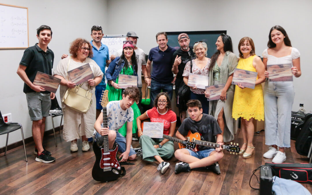 Los cursos de Guitarra de acompañamiento y eléctrica organizados por el ayuntamiento se clausuran hoy con la entrega de diplomas