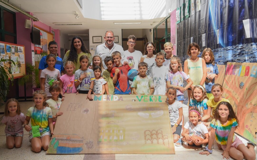 El Alcalde visita el Campamento Multiaventura en la piscina del Polideportivo Guadiana y Mérida en Verde en el CEIP Maximiliano Macías