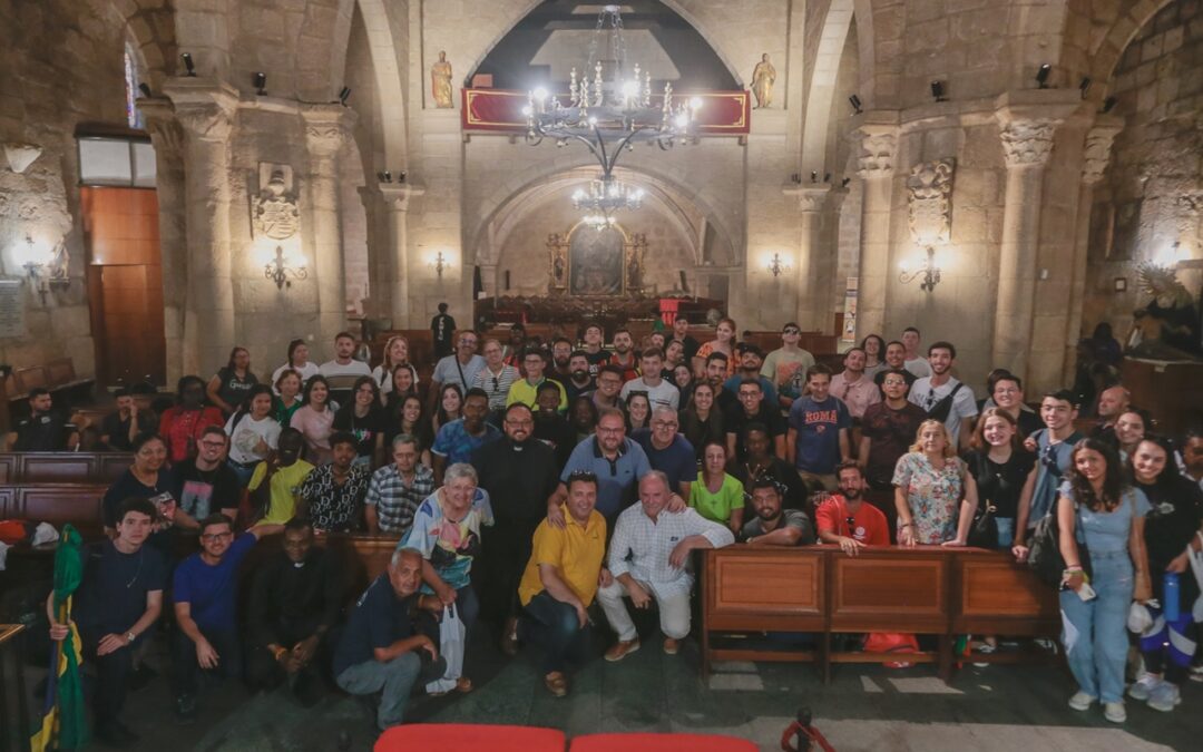 El alcalde da la bienvenida a 90 jóvenes de Guinea y Brasil que han visitado Santa Eulalia en su camino de regreso de la JMJ de Lisboa