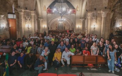El alcalde da la bienvenida a 90 jóvenes de Guinea y Brasil que han visitado Santa Eulalia en su camino de regreso de la JMJ de Lisboa