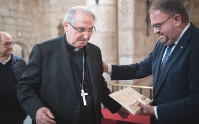 El alcalde, Antonio Rodríguez Osuna, da la bienvenida al nuevo Arzobispo Coadjutor, D. José Rodríguez Carballo al tiempo que agradece “el esfuerzo y dedicación de D. Celso Morga» hacia la ciudad de Mérida