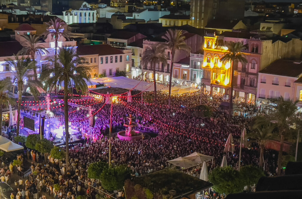 Lleno histórico en el jueves de Feria que congregó a más de 10.000 personas en la Plaza de España y calles aledañas