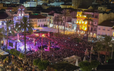 Lleno histórico en el jueves de Feria que congregó a más de 10.000 personas en la Plaza de España y calles aledañas