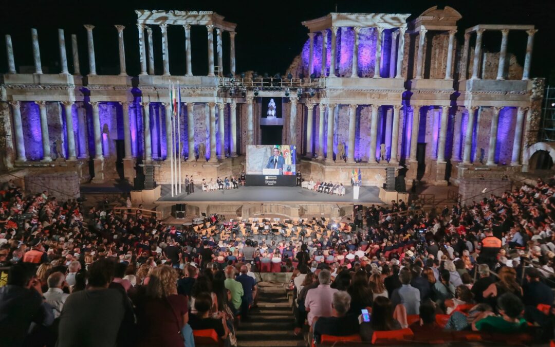 Rodríguez Osuna destaca la vocación de Mérida como capital desde su fundación a nuestros días en su discurso con motivo del Día de Extremadura en el Teatro Romano