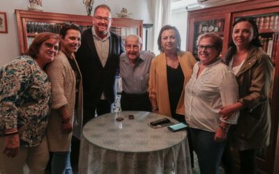 El Alcalde visita a Manuel Casillas Sánchez que acaba de cumplir cien años y le impone el Escudo de Oro de la ciudad