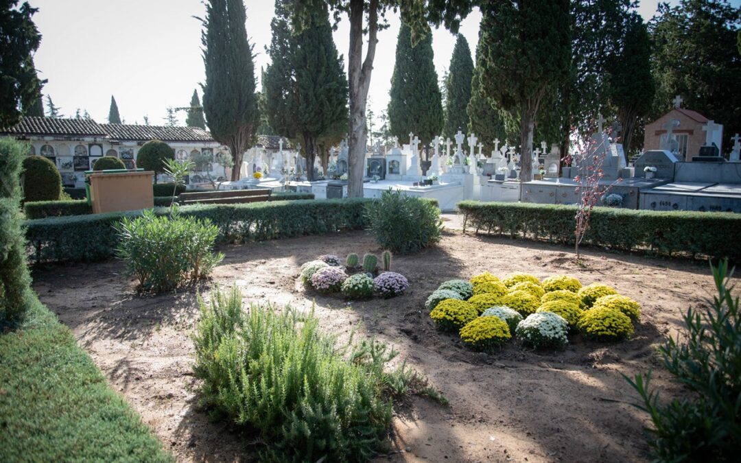 El Cementerio de Mérida recibe estos días a miles de personas con motivo de la festividad de Todos los Santos y los Difuntos y para el que el ayuntamiento ha dispuesto todos los servicios necesarios