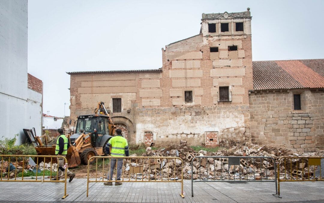 Comienzan los trabajos para la construcción de la Plaza de Santa Eulalia en el frente del Convento de las Freylas para, tras la celebración de la festividad de la Patrona, continuar por el resto del atrio